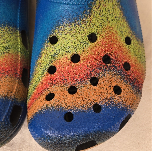 Crocs Classic Tie Dye Graphic Clog Black/Multi Spray Dye - Picture 10 of 10